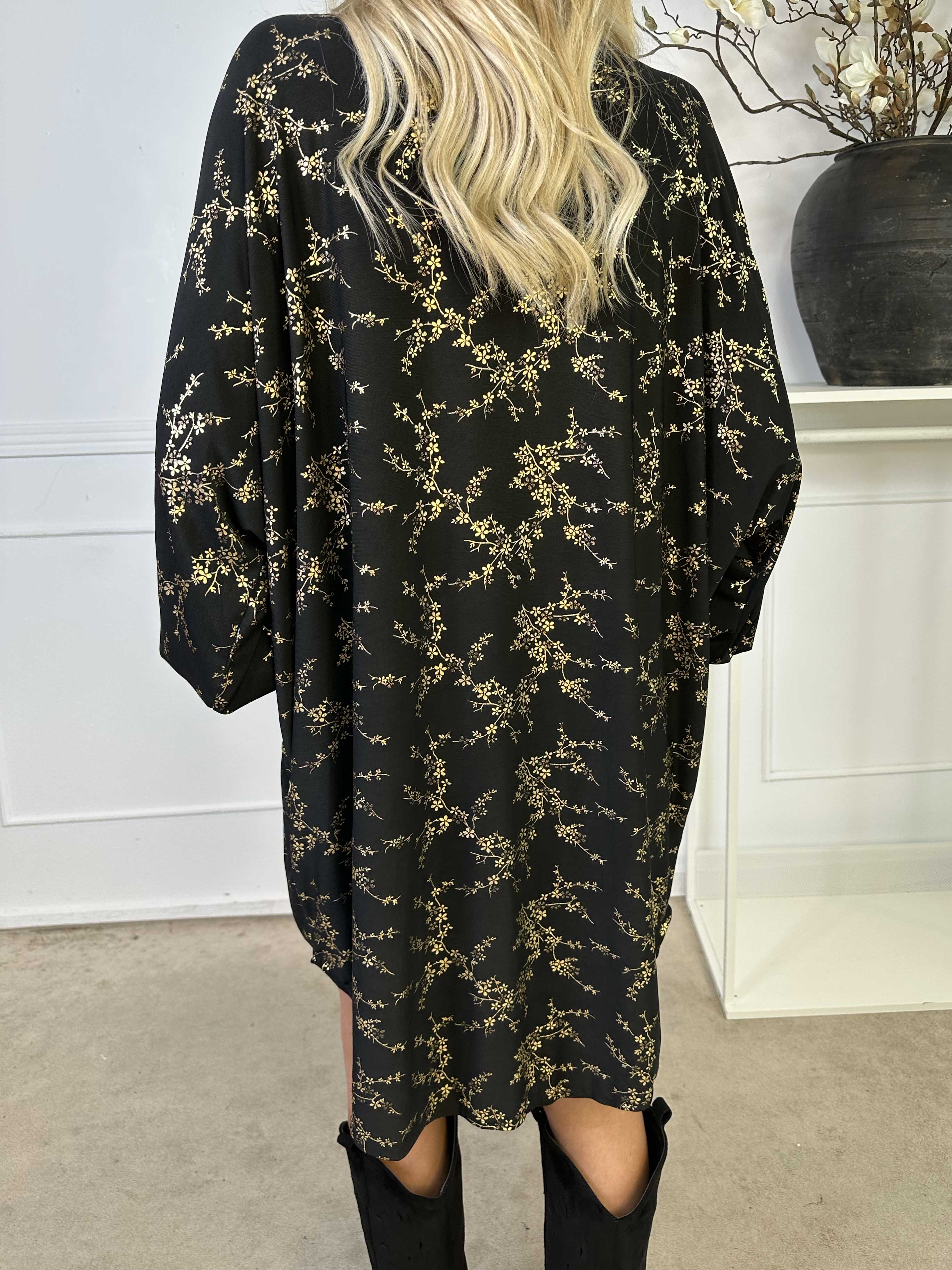 Mia Gold - Elastisk skjortekjole med gulddetaljer